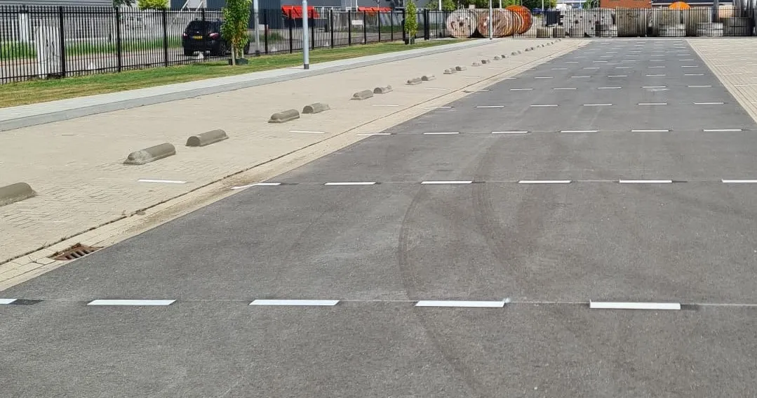 Belijning op parkeerterrein door Singh Markering