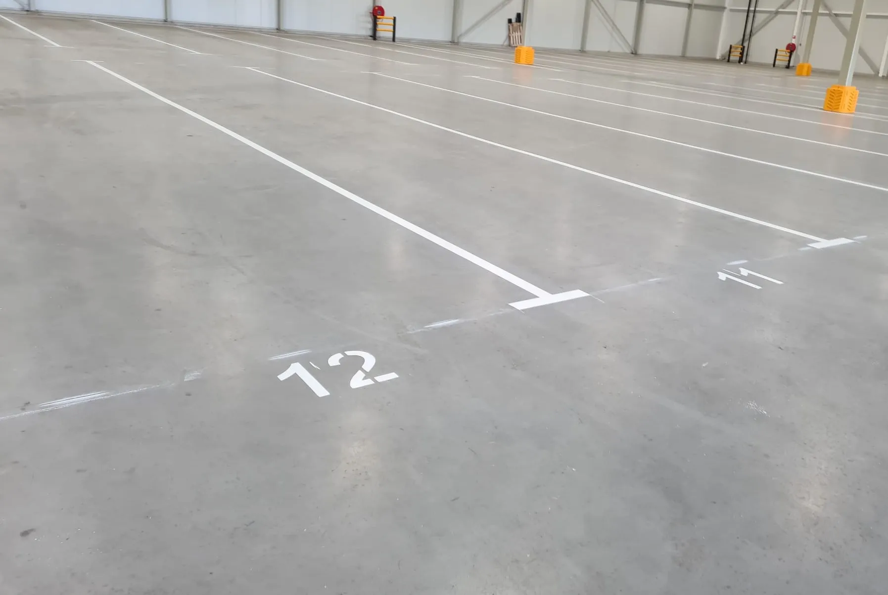 Belijning in bedrijfshal door Singh Markering